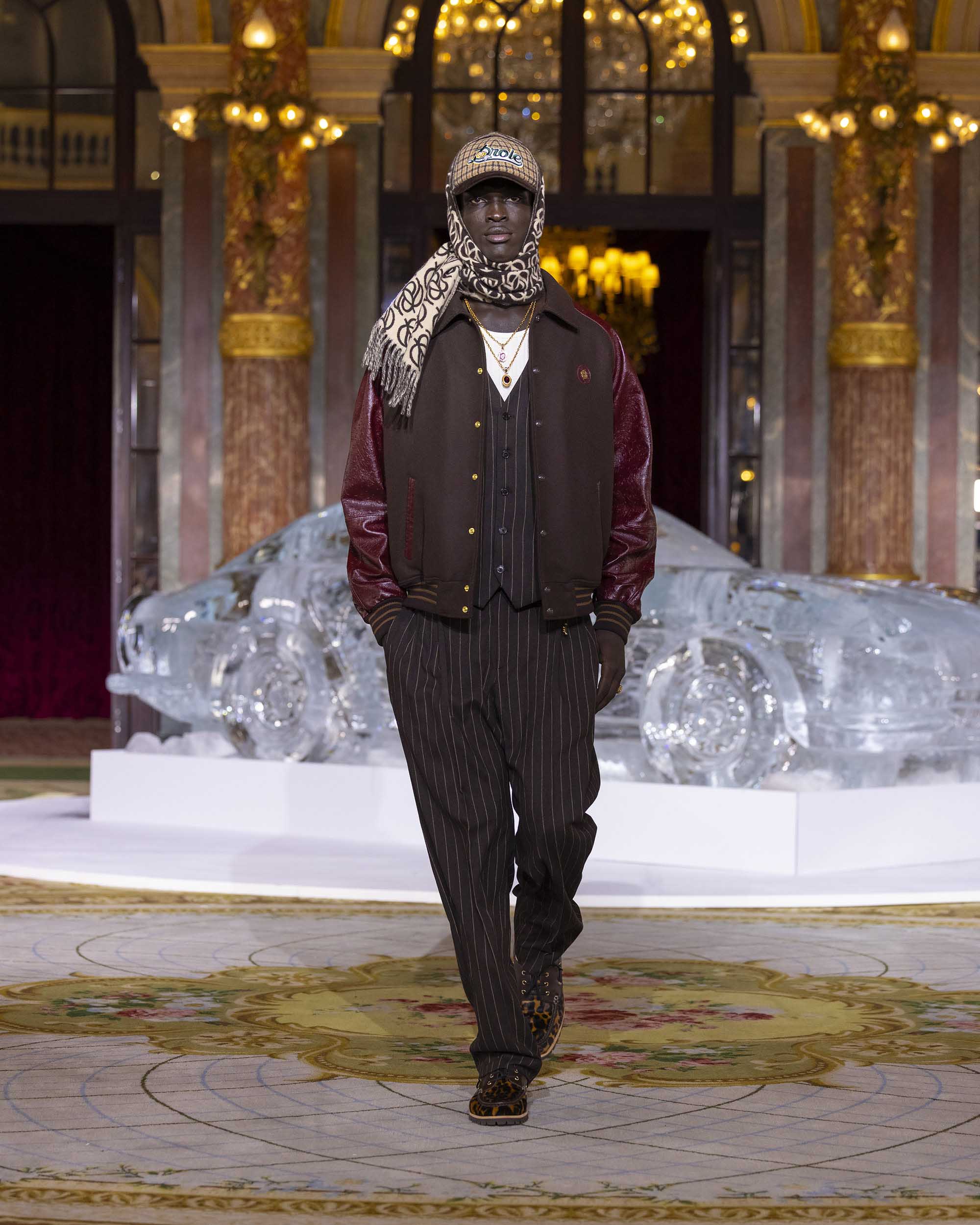 パーカー・フーディ DROLE DE MONSIEUR FW25 (HO183 CO127BLACK) Runway show FW25